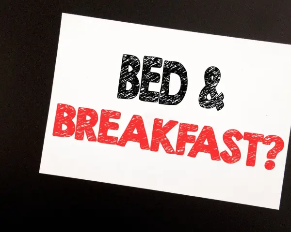 Biała kartka z napisem "BED & BREAKFAST?" w czarnych i czerwonych literach. Czy to tylko nocleg ze śniadaniem, czy może coś więcej, jak half board plus?