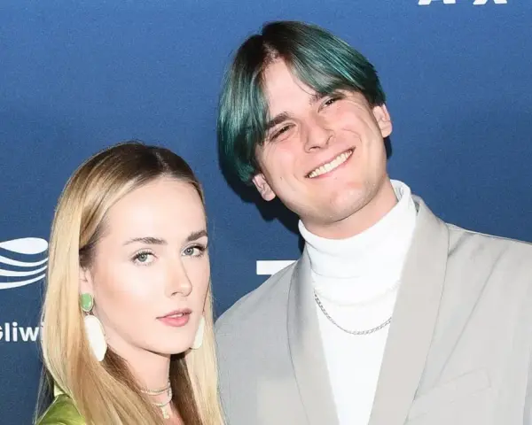 Tribbs, kto to? Młody influencer z zielonymi włosami i jego dziewczyna na ściance.