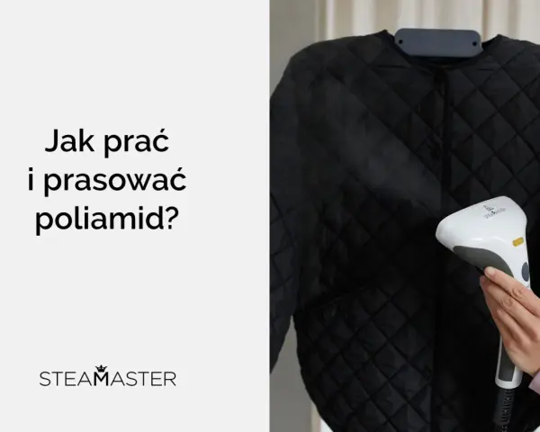 Jak prać i prasować poliamid? Ręka trzyma parownicę SteamMaster, która odświeża pikowaną kurtkę.