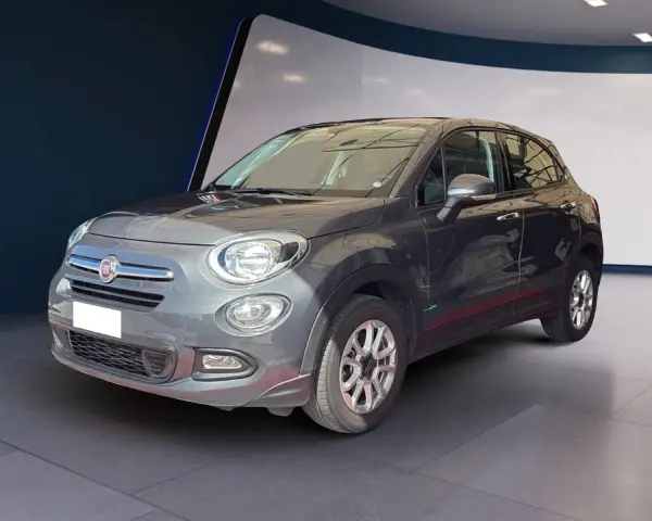 Fiat 500X grigia in esposizione. Controlla la pressione pneumatici per una guida sicura.