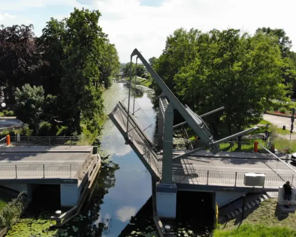 Podniesiony most zwodzony nad kanałem, jedna z atrakcji Nowego Dworu Gdańskiego.