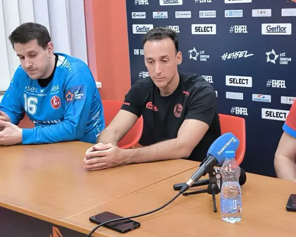 Roberto Garcia i jego koledzy siedzą przy stole, gotowi do konferencji prasowej.