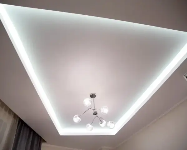 Nowoczesny sufit napinany z podświetleniem LED i designerską lampą. Sprawdź, jaka jest sufity napinane cena.