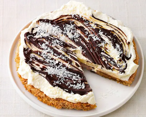 Leckere glutenfreie Torte mit Kokosraspeln und Schokoladensauce. Ein Traum für jeden Anlass!