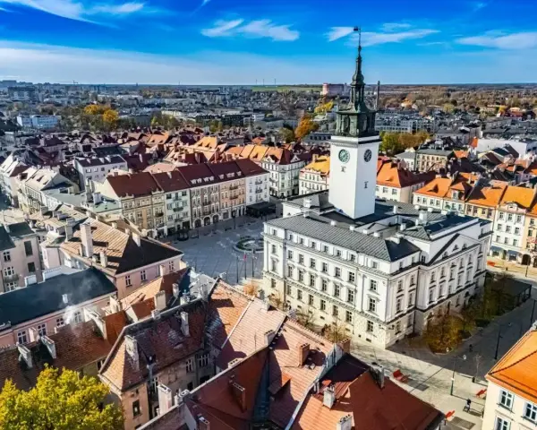 Widok na rynek z ratuszem i wieżą zegarową w Kaliszu, najstarszym mieście w Polsce.