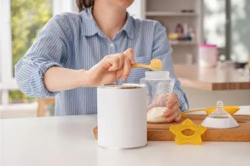 Ile stopni mleko dla niemowlaka? Bezpieczna temperatura dla malucha