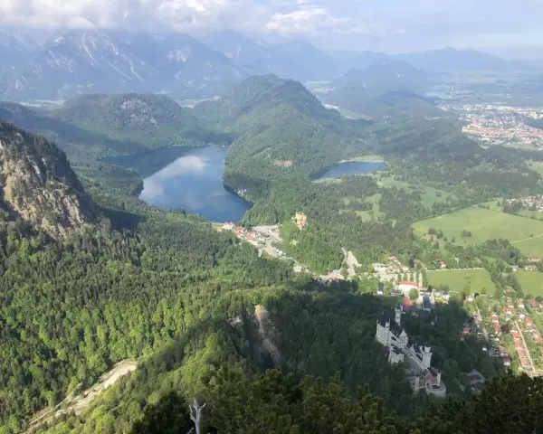 Blick vom Tegelberg auf Alpsee, Hohenschwangau und Neuschwanstein. Eine perfekte Tegelberg Wanderung mit atemberaubender Aussicht.