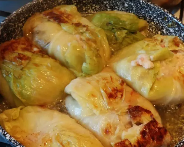 Gołąbki w sosie, idealne na przepis na gołąbki na 1kg mięsa. Złociste liście kapusty otulają aromatyczne nadzienie.