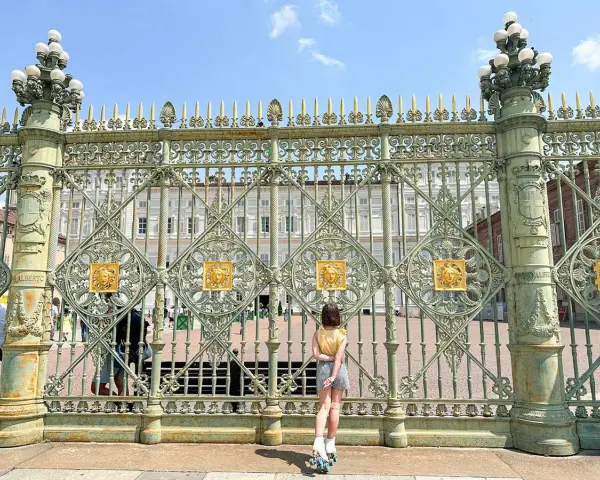 Ragazza sui pattini ammira il Palazzo Reale, un'idea per cosa vedere a Torino in 3 giorni.