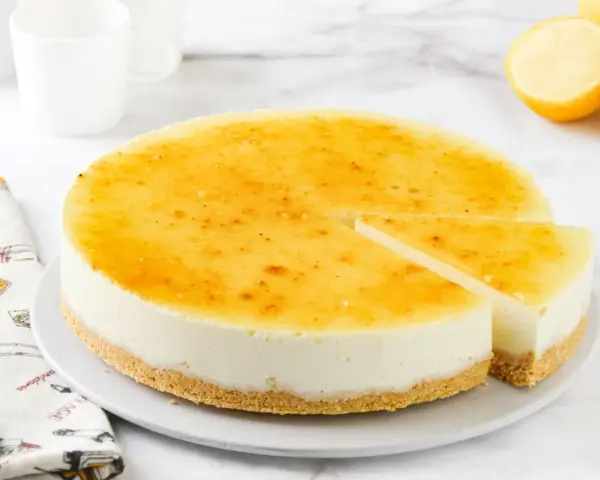 Tarta de limón cremosa con cobertura dorada y base crujiente. ¡Perfecta para cualquier ocasión!