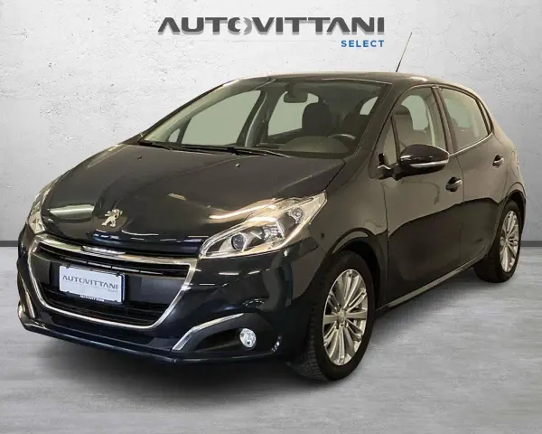 Peugeot 208 grigia, ideale per la città. Controlla la pressione gomme per un viaggio sicuro.