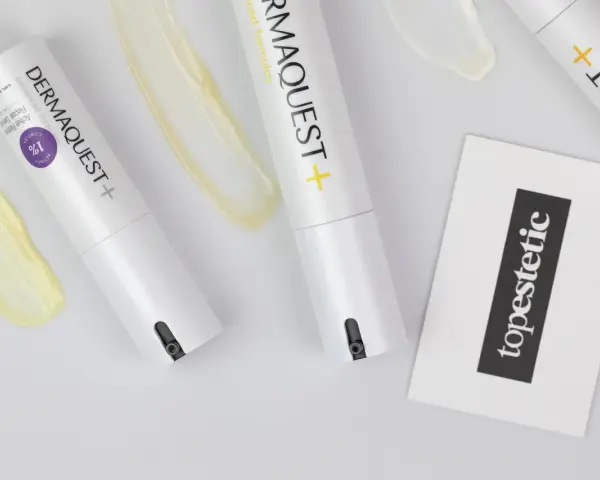 Kremy z retinolem, jak te z linii DERMAQUEST+, mogą powodować efekty uboczne. Na zdjęciu widać opakowania kosmetyków i próbki kremów.