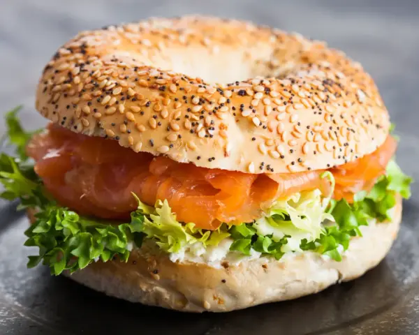 Bajgle na słodko z łososiem, serkiem i sałatą. Idealne na śniadanie lub lunch.