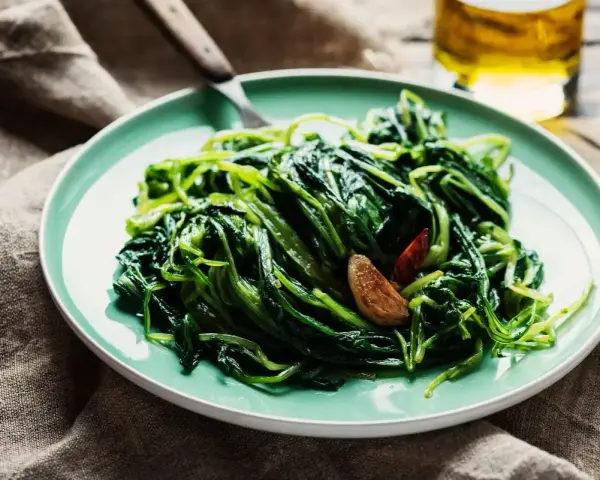 Cicoria in padella, un contorno semplice e gustoso, con aglio e peperoncino.
