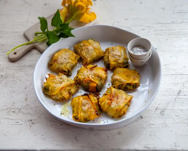 Deliziosi fagottini ripieni, perfetti per scoprire cosa mangiare a pranzo. Un piatto colorato e gustoso, con fiori di zucca e verdure.