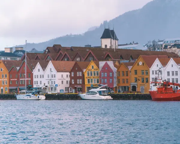 Kolorowe kamienice nad wodą w Bergen. Zastanawiasz się, ile płynie prom z Gdańska do Norwegii?