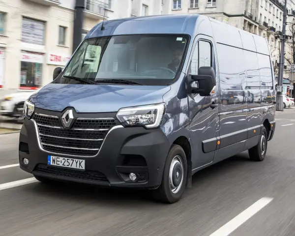 Szary bus osobowy Renault Master, ile miejsc? Ten van na drodze miejskiej przewiezie całą rodzinę.