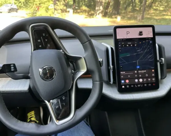Wnętrze Volvo V30 z ekranem nawigacji i kierownicą.