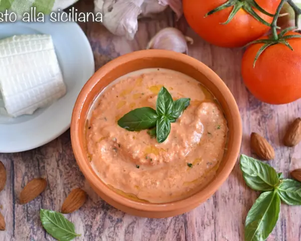 Pesto alla siciliana in terracotta, con pomodori, mandorle, basilico e ricotta.