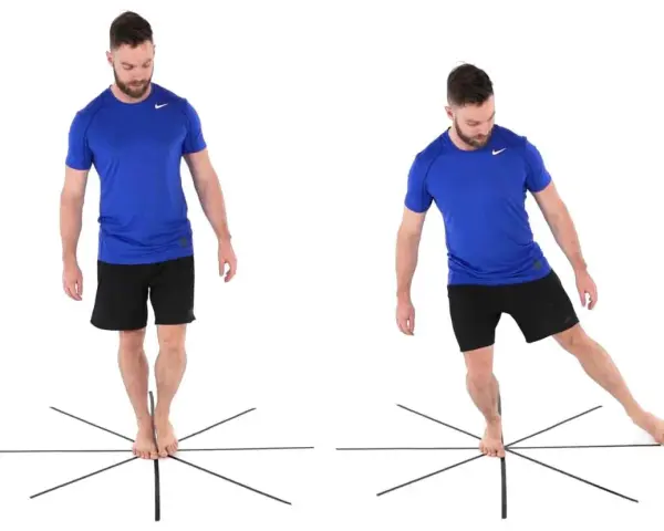 Homme effectuant un exercice de renforcement du genou, en déplaçant son pied sur une étoile de direction pour améliorer l'équilibre et la stabilité.