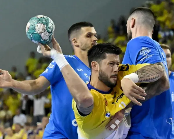 Nicolas Tournat w akcji, walczy o piłkę w meczu piłki ręcznej.