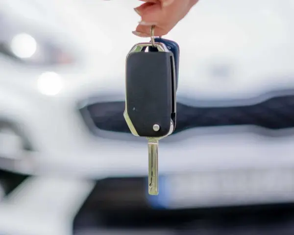 Kluczyki do nowego auta, które można mieć dzięki leasingowi. Dowiedz się, leasing co to jest i jak działa.