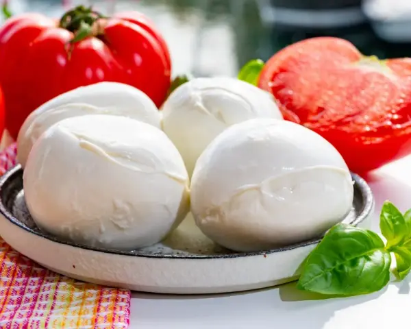 Świeża mozzarella i pomidory, idealne do dań z mozzarellą na ciepło.