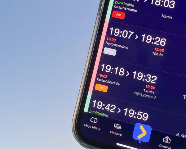 Telefon wyświetla rozkład jazdy pociągów z informacją o opóźnieniach.