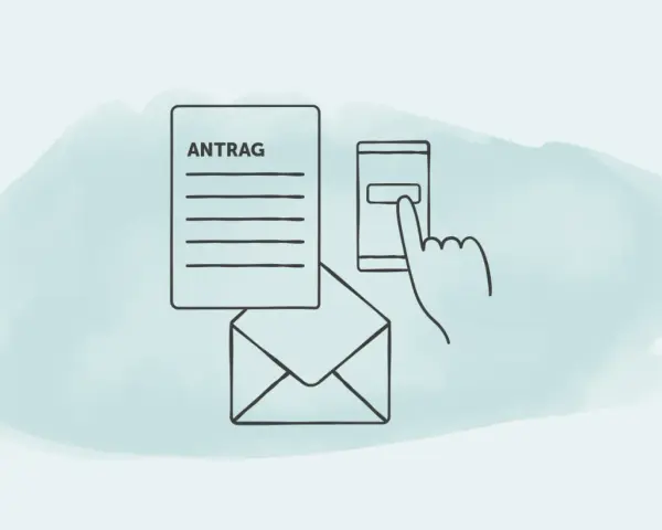 Antrag für mdk pflegegrad wird digital bearbeitet. Ein Finger tippt auf ein Smartphone neben einem Briefumschlag.