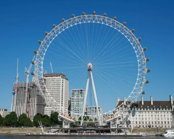 Widok na London Eye z kapsułami i budynkami w tle. Sprawdź aktualną london eye cena, by zaplanować wizytę.