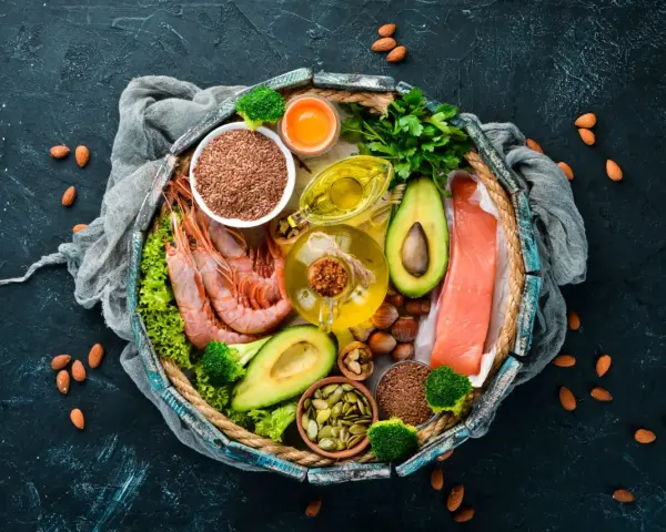Krewetki, łosoś, awokado, siemię lniane, pestki dyni, orzechy i oleje to źródła omega-6.