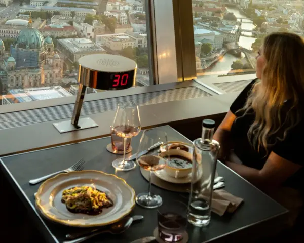 Romantisches Abendessen mit Blick auf Berlin. Perfekte date ideen berlin für einen besonderen Anlass.