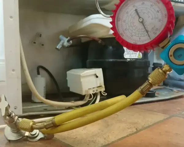 Jak sprawdzić gaz w lodówce? Objawy, diagnoza, koszty naprawy