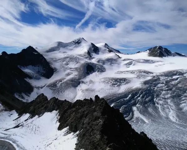 Majestätische Berglandschaft mit schneebedeckten Gipfeln und Gletschern. Die Wildspitze Besteigung ist ein Traum für jeden Alpinisten.