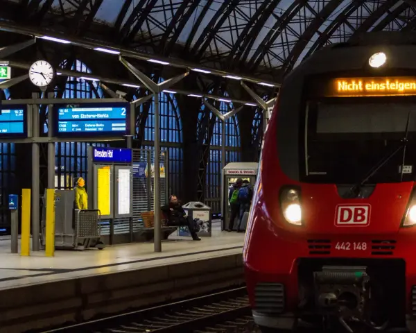 Roter Zug mit "Nicht einsteigen" auf der Anzeige am Bahnhof Dresden Hbf.