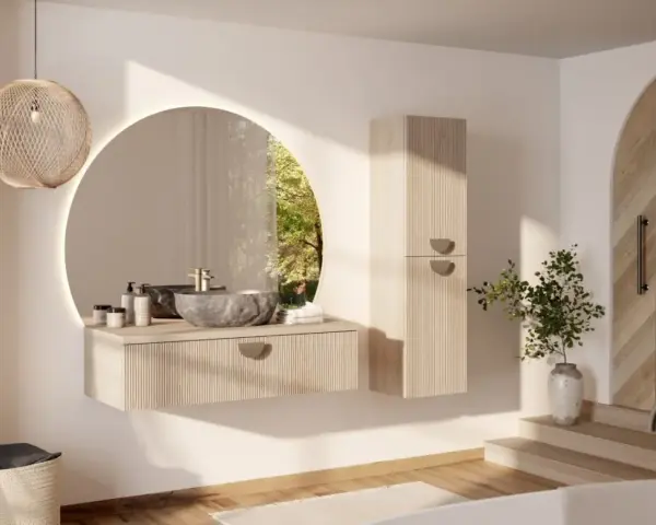 Une salle de bain épurée avec une vasque en pierre, un miroir rond et une touche de verdure. Une **déco salle de bain nature** apaisante.