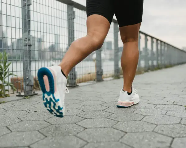 Nogi w sportowych butach podczas marszobiegu. To świetny sposób na poprawę kondycji, co to jest marszobieg? To połączenie marszu i biegu.
