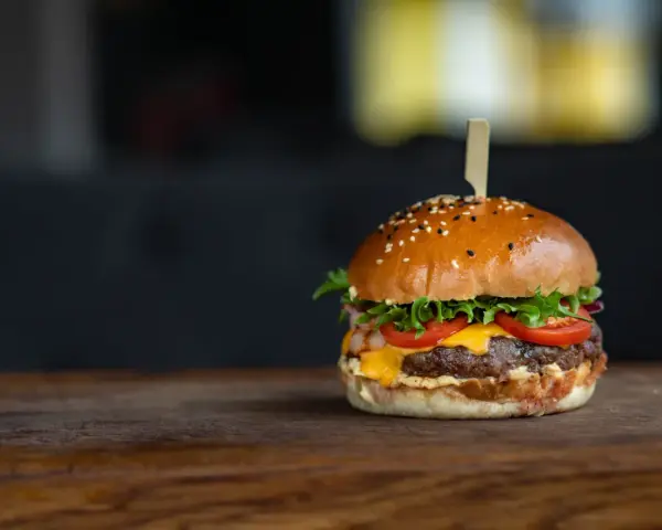 Ile kalorii ma burger wołowy? Prawda i 5 sposobów na odchudzenie!