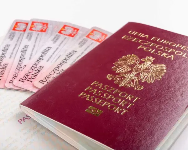 Paszport i kilka dowodów osobistych. Czy do Rzymu można lecieć na dowód osobisty? Sprawdź przepisy!