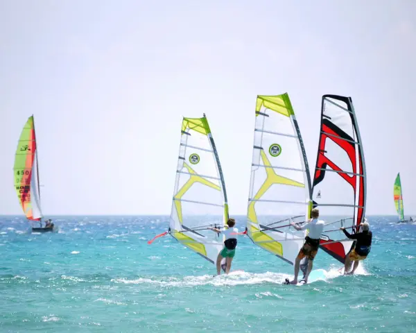 Windsurfing: Czy to trudne? Odkryj, jak łatwo zacząć!