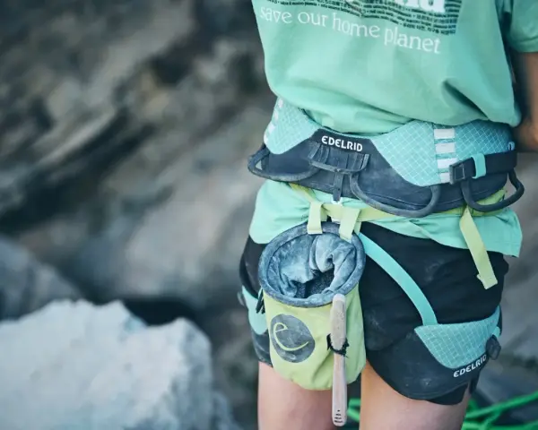 Imbrago arrampicata uomo con sacchetto magnesite e spazzolino. Pronto per scalare.