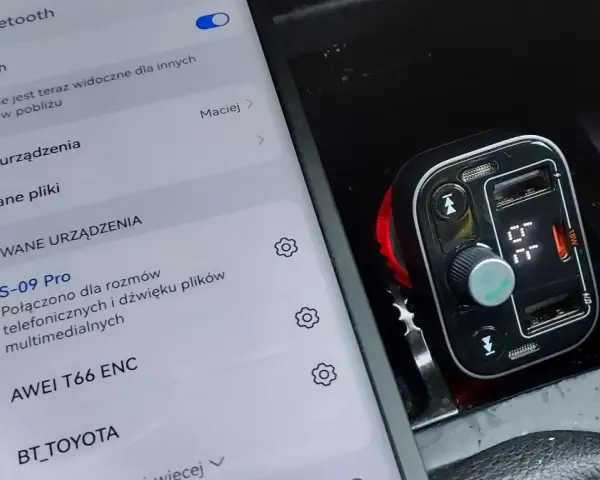 Jak działa transmiter samochodowy? Telefon połączony przez Bluetooth z transmiterem S-09 Pro, który jest wpięty w gniazdo zapalniczki.
