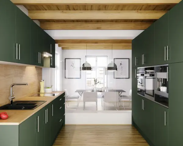 Cocinas verdes modernas con electrodomésticos integrados y vigas de madera en el techo. Un espacio elegante y funcional.