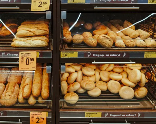 Tost z szynką i serem biedronka kcal. Na półkach sklepowych świeże pieczywo: bagietki, bułki i chleb.