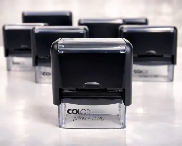 Kilka czarnych pieczątek COLOP printer C 30 ustawionych w rzędzie. Zastanawiasz się, ile trwa wyrobienie pieczątki?