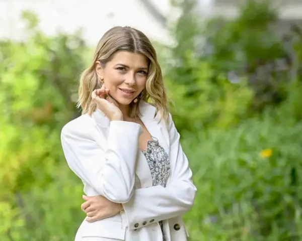 Uśmiechnięta blondynka w białej marynarce, kim jest nowa prowadząca Koło Fortuny.