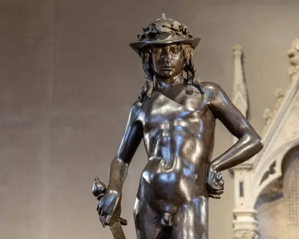 David en bronze, une des œuvres d'art de Donatello, porte un chapeau orné de feuilles et tient une épée.