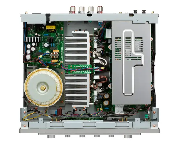 Wnętrze wzmacniacza Marantz 40n podczas testu: duży transformator, radiatory i płytki drukowane.