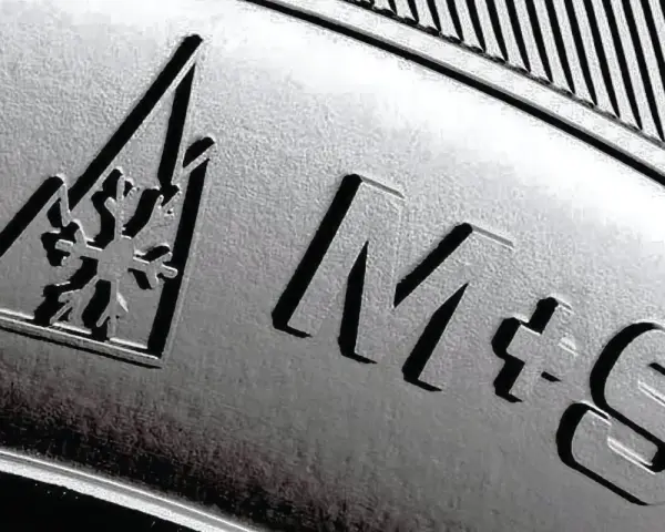 Oznaczenie opon wielosezonowych: symbol płatka śniegu w trójkącie i napisy M+S informują o ich uniwersalności.