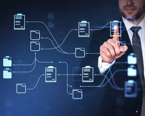 Hombre de negocios interactuando con un diagrama de flujo digital que representa la **gestión de proyectos de software**.